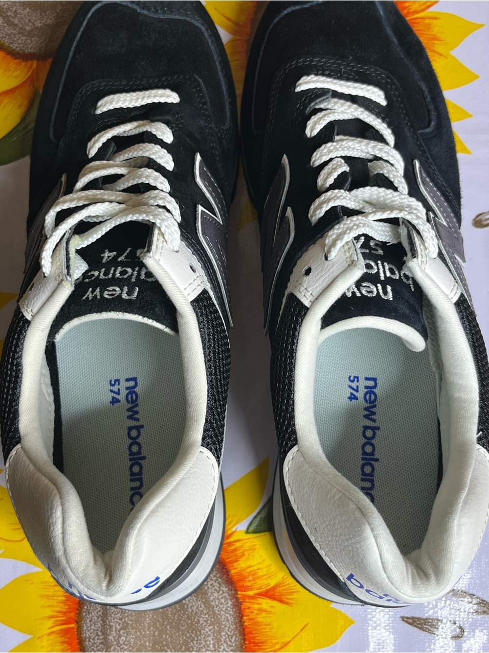Men’s New Balance 574 Classic Black & White Running Sneakers - US M11 - Picture 8 of 15